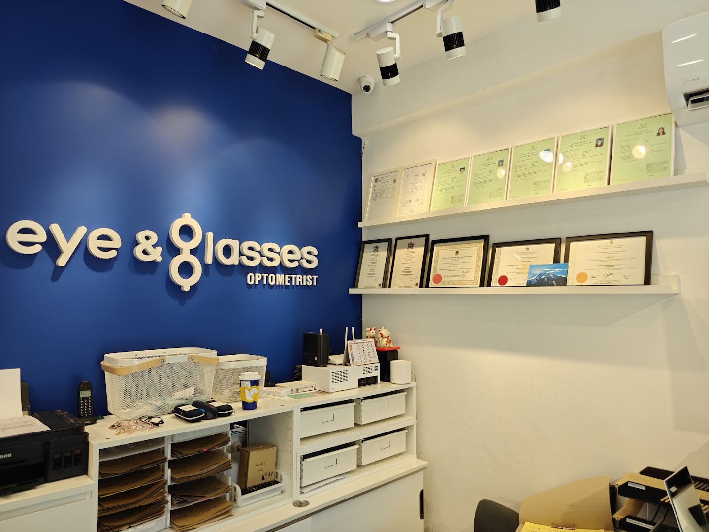 Eye & Glasses Optometrist Jelutong — photo 3