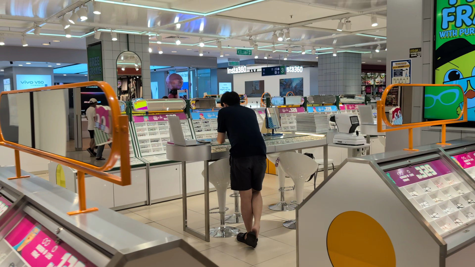 O.W.L Eyewear Gurney Plaza — photo 3