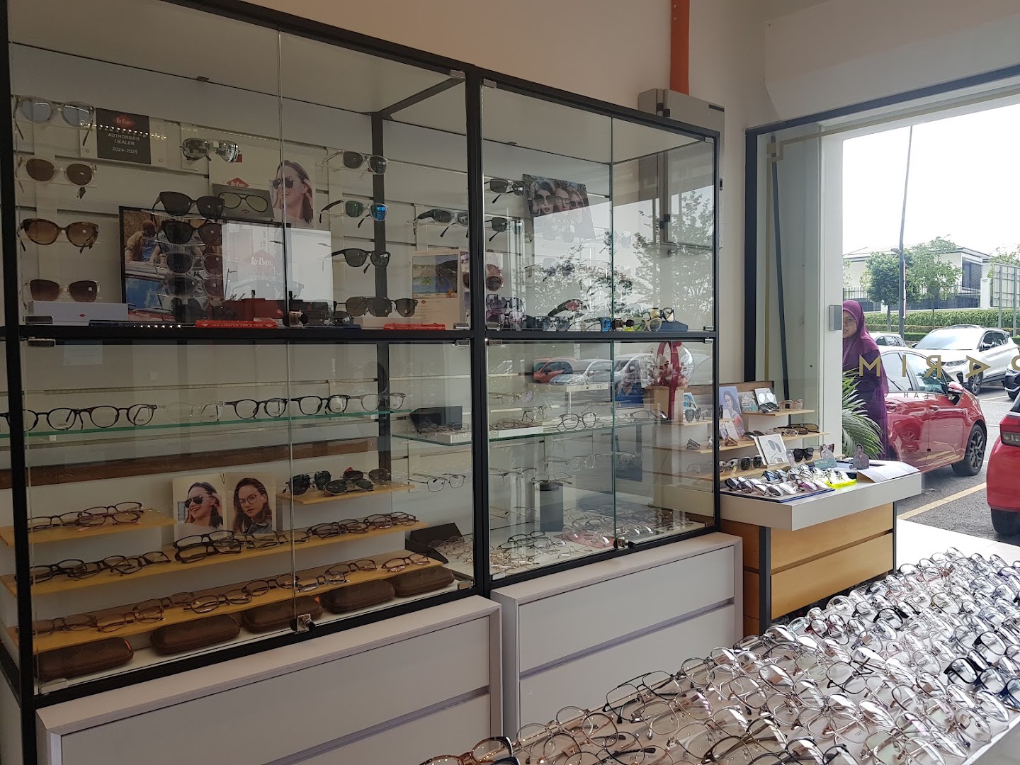 TAPIR EYEWEAR HUNI SQUARE OPTICAL STORE — photo 3