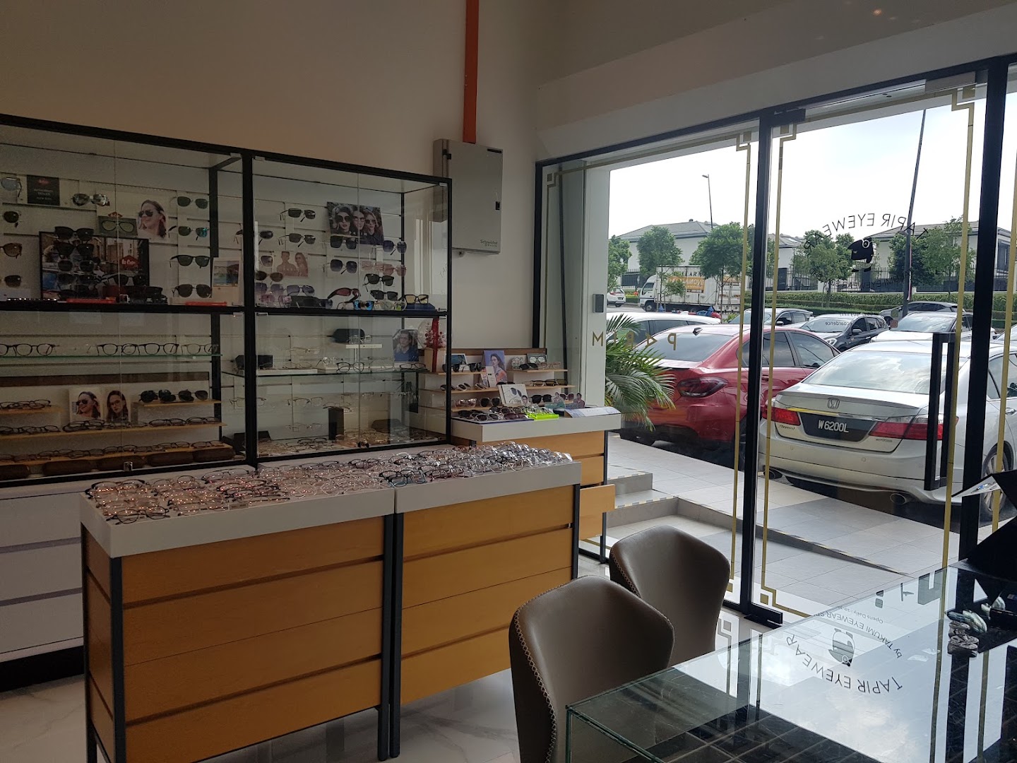 TAPIR EYEWEAR HUNI SQUARE OPTICAL STORE — photo 5